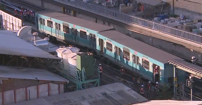 Línea 5 opera parcialmente por tren descarrilado en estación Ñuble