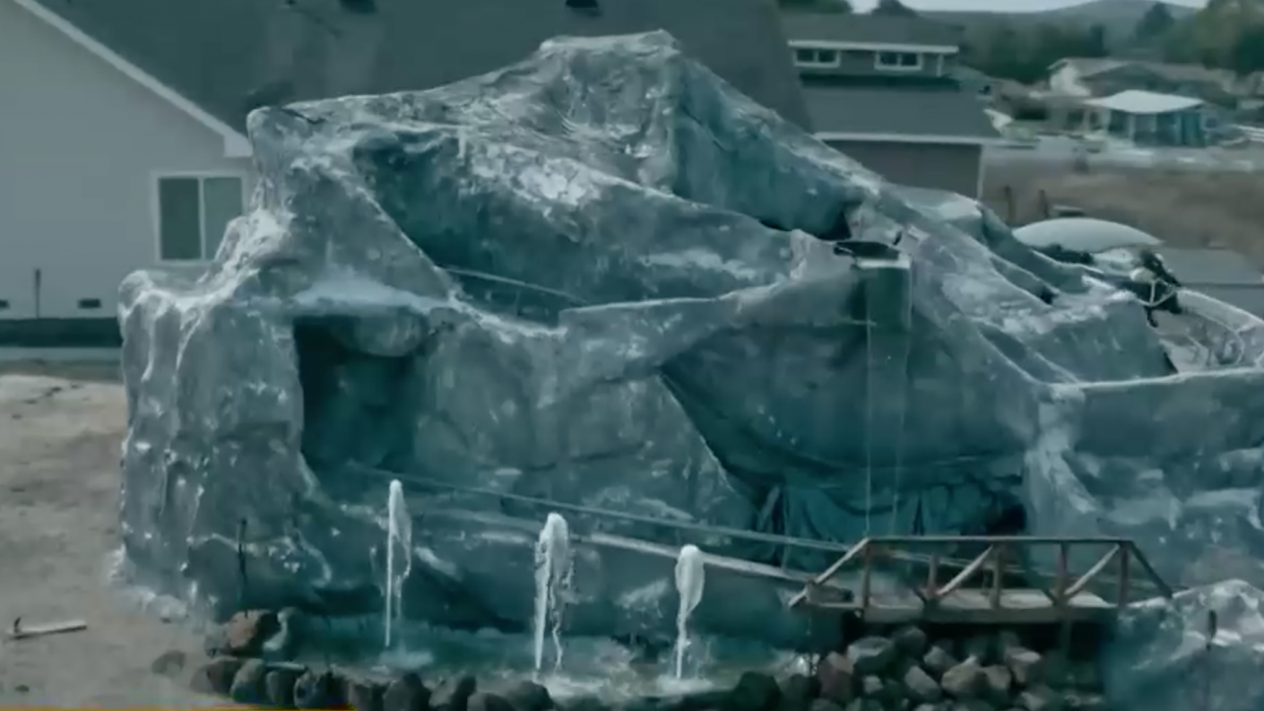 Joven recrea una espectacular montaña rusa de Disney en el patio de su