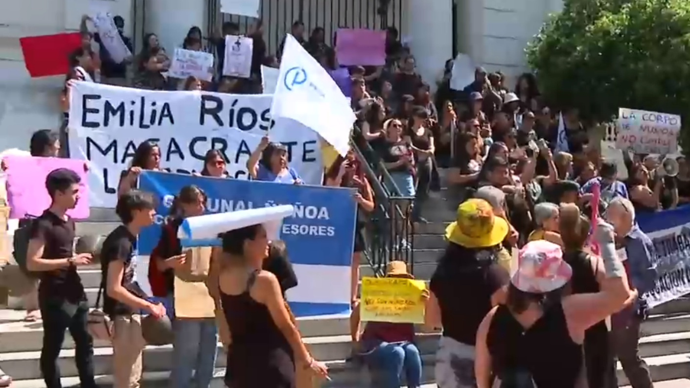 Polémica por despidos masivos en Ñuñoa Cerca de 250 docentes fueron