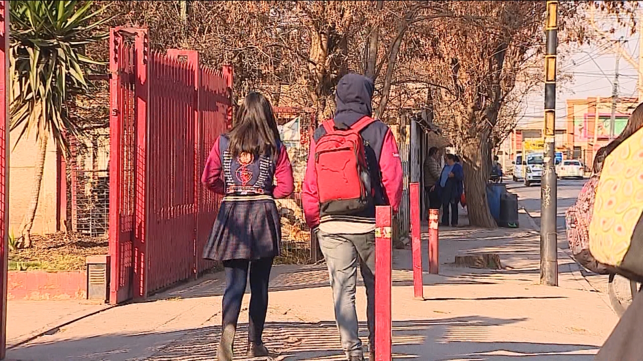 La polémica circular de colegio que prohíbe pololeo entre estudiantes con  más de un año de diferencia