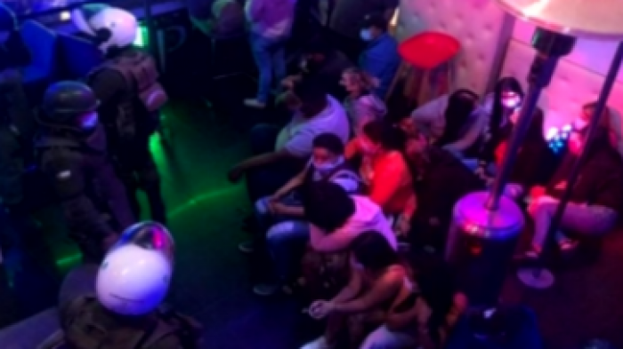 28 detenidos en night club de Coquimbo: Vecinos denunciaron la realización  de una despedida de soltero - Chilevisión