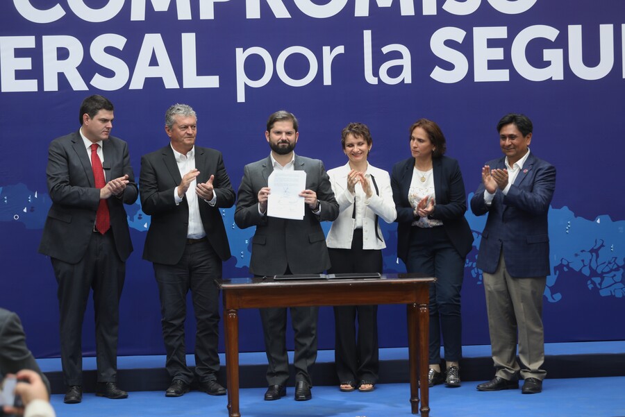 El Presidente de la República, Gabriel Boric, junto a la ministra del Interior, Carolina Tohá, encabezan la ceremonia de firma de compromiso transversal de seguridad, con autoridades regionales y comunales, en el patio de las Camelia del Palacio de la Moneda. Foto de Agencia UNO.